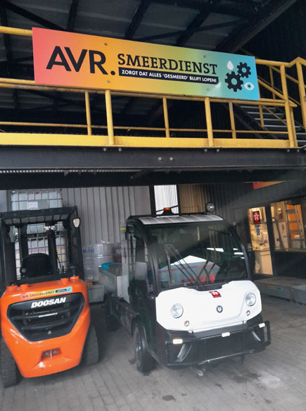 AVR-Inside-April-def-48-spandoek